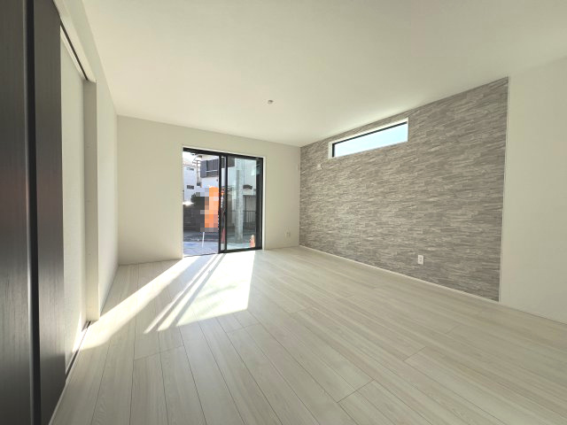 昭島市宮沢町3丁目　新築戸建全3棟の居間・リビング|アクセントクロスがおしゃれリビング。お好みの家具やインテリアで快適な空間にコーディネートしてください♪