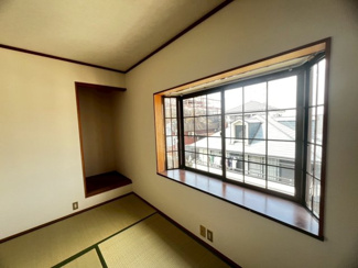 【和室】 | 池尻自由丘３丁目　中古一戸建 | ２面採光の居室ありますよ！明るく風通しの良い室内に気持ちも明るくなりますね！どのお部屋を使うか家族会議でお話してみてくださいね♪