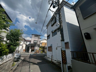 【前面道路含む現地写真】 | 池尻自由丘３丁目　中古一戸建 | 前面道路約５．５ｍ/約４ｍ♪開放感のある住まいに気持ちも明るくなりますね！