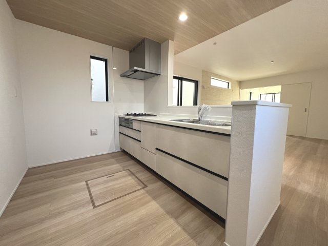 昭島市宮沢町3丁目　新築戸建全3棟のキッチン|キッチンスペースは家族並んで料理してもゆとりのある広さです♪