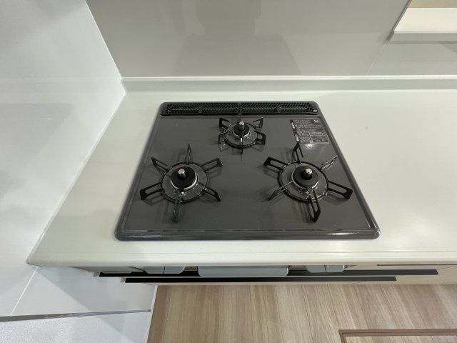昭島市宮沢町3丁目　新築戸建全3棟のキッチン|三口ガスコンロ