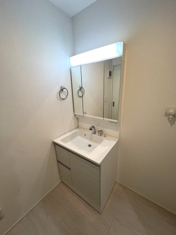 昭島市宮沢町3丁目　新築戸建全3棟の独立洗面台|身だしなみを整えやすく、収納たっぷりの三面鏡付洗面化粧台☆