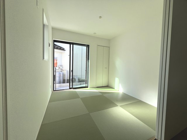 昭島市宮沢町3丁目　新築戸建全3棟の和室|4.5帖　リビングに隣接した和室はお子様の遊び場やお昼寝スペースに便利です☆