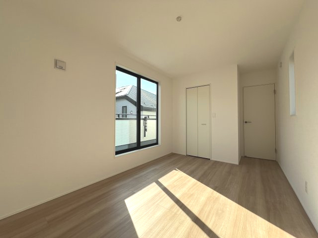 昭島市宮沢町3丁目　新築戸建全3棟の洋室|【洋室1】7.25帖　たっぷりの収納力を備えたウォークインクロゼット付き