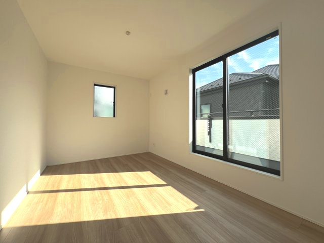 昭島市宮沢町3丁目　新築戸建全3棟の洋室|【洋室1】7.25帖　バルコニーに面した明るいお部屋です☆