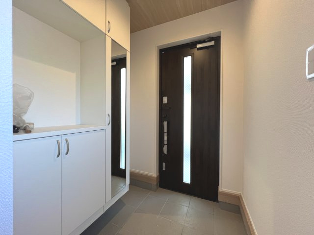 昭島市宮沢町3丁目　新築戸建全3棟の玄関|お出かけ前の身だしなみチェックに便利な全身ミラー付き☆