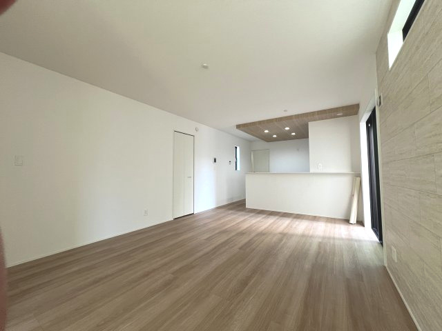 昭島市宮沢町3丁目　新築戸建全3棟の居間・リビング|ご家族みんながゆったりくつろげる広々17リビング。お子様が元気にはしゃぐ姿が目に浮かびます。