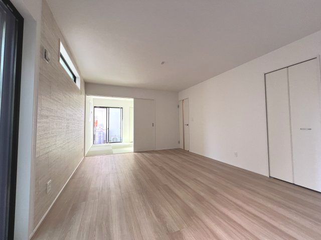 昭島市宮沢町3丁目　新築戸建全3棟の居間・リビング|小物の収納に便利なリビング収納付き