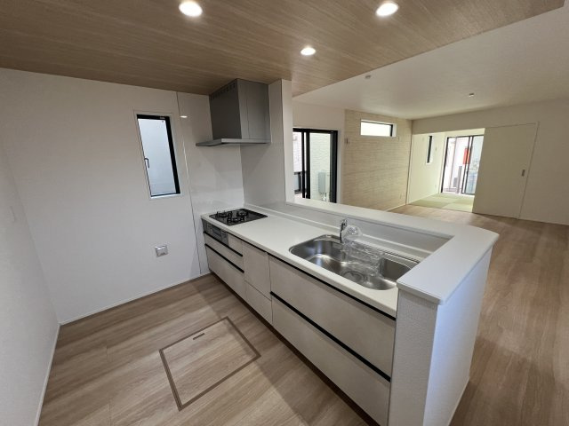 昭島市宮沢町3丁目　新築戸建全3棟のキッチン|料理をしながらでもご家族との会話を楽しめる対面キッチン