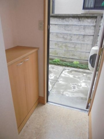 府中市白糸台４丁目のアパートの玄関