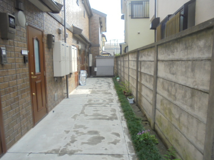 府中市白糸台４丁目のアパートのエントランス