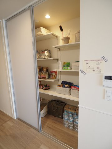 【内装】 | オカバ世田谷深沢ヘーベルメゾン | 猫さんのための専用ルーム完備！小窓が興味をそそります（by猫）