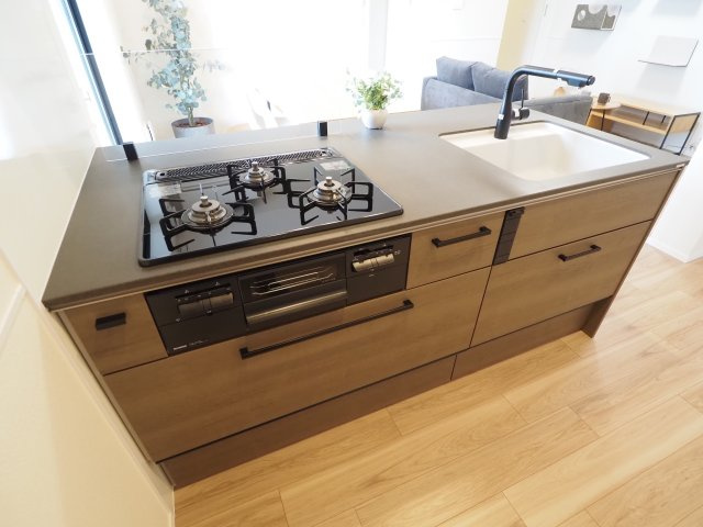 【キッチン】 | オカバ世田谷深沢ヘーベルメゾン | ３口ガスコンロ搭載、ガラス板採用！シースルーで開放的なキッチン！