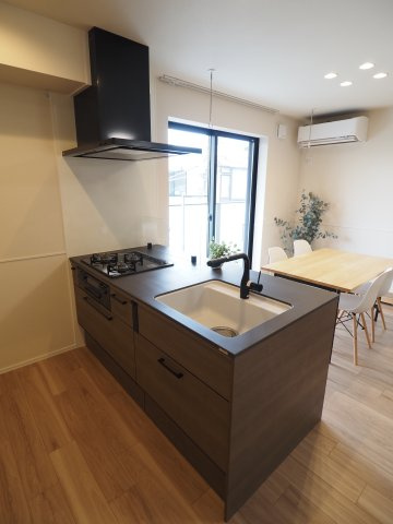 【キッチン】 | オカバ世田谷深沢ヘーベルメゾン | シックな色味の木目がスタイリッシュな印象！