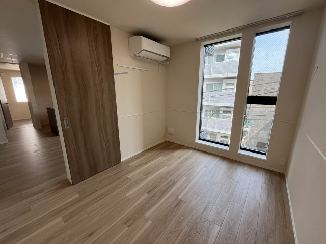 【洋室】 | オカバ世田谷深沢ヘーベルメゾン | 外を見るのが好きな猫さんのための「足元まである窓」