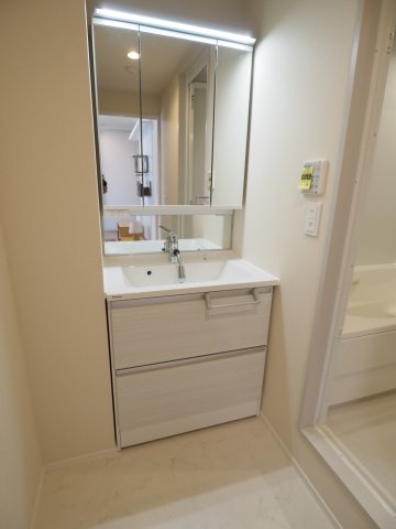 【独立洗面台】 | オカバ世田谷深沢ヘーベルメゾン | 三面鏡タイプで何かと重宝する独立洗面台