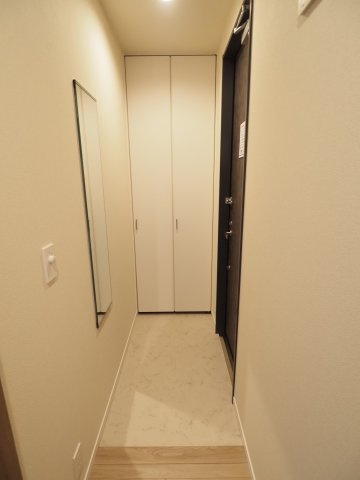 【玄関】 | オカバ世田谷深沢ヘーベルメゾン | 姿見付きでお出掛け前にも何かと便利そうです！