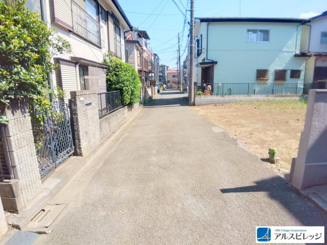 新築／GARAGEハウス三芳町藤久保の前面道路含む現地写真