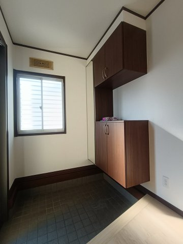 北葛飾郡松伏町　ゆめみ野6丁目　中古戸建の玄関|落ち着いた玄関です