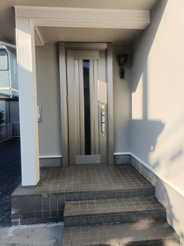 北葛飾郡松伏町　ゆめみ野6丁目　中古戸建の玄関|明るい玄関です