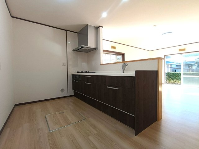 北葛飾郡松伏町　ゆめみ野6丁目　中古戸建のキッチン|全体を見渡せるカウンターキッチン。清潔感のある色味です
