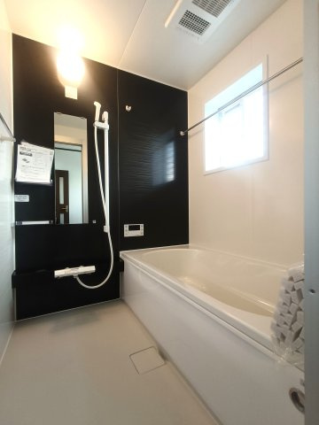 北葛飾郡松伏町　ゆめみ野6丁目　中古戸建の浴室|お家時間が増えたから、お風呂もゆっくり入れるという方…ぜひ広い湯船につかってくつろぎのバスタイムをお過ごしください♪