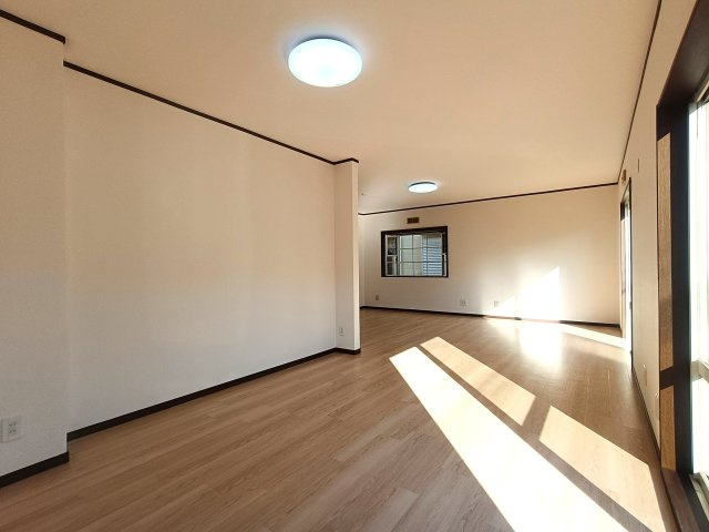 北葛飾郡松伏町　ゆめみ野6丁目　中古戸建の居間・リビング|溢れる光をたっぷり取り込んだリビングダイニング。