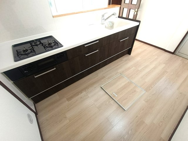 北葛飾郡松伏町　ゆめみ野6丁目　中古戸建のキッチン|キッチンスペースも広く、ご夫婦二人でキッチンに立っても問題ありませんよ