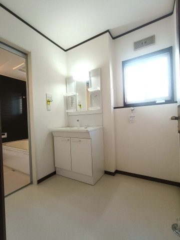 北葛飾郡松伏町　ゆめみ野6丁目　中古戸建の洗面所|居室からも独立しており、プライベート空間を保ちます