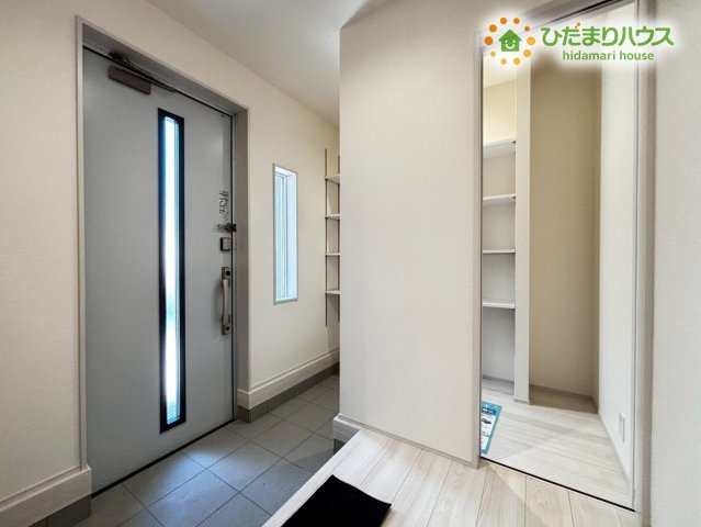 深谷市東方第2　新築一戸建て　リーブルガーデン　02の収納|玄関が広いので親子で並んで仲良く靴が履けますね(*^-^*)