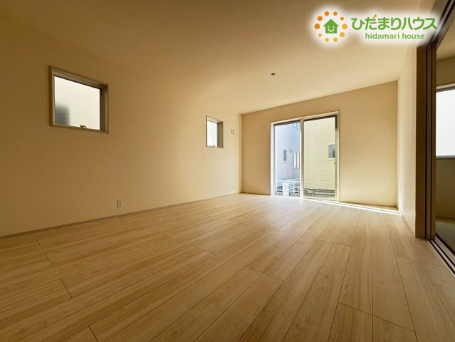 深谷市東方第2　新築一戸建て　リーブルガーデン　02の居間・リビング|リビングの大きい窓からの光が入って開放的なレイアウト。
明るい色の床なのでどんな家具にもマッチします☆