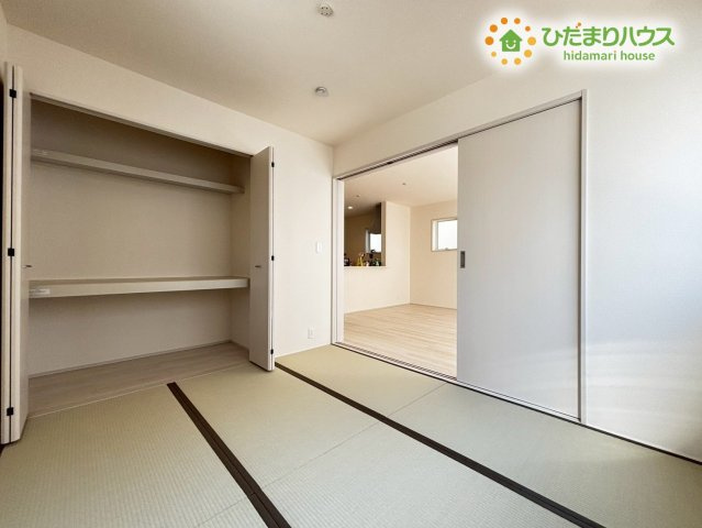 深谷市東方第2　新築一戸建て　リーブルガーデン　02の収納|リビングと続き間になっているので扉を開ければ大空間を演出できます！