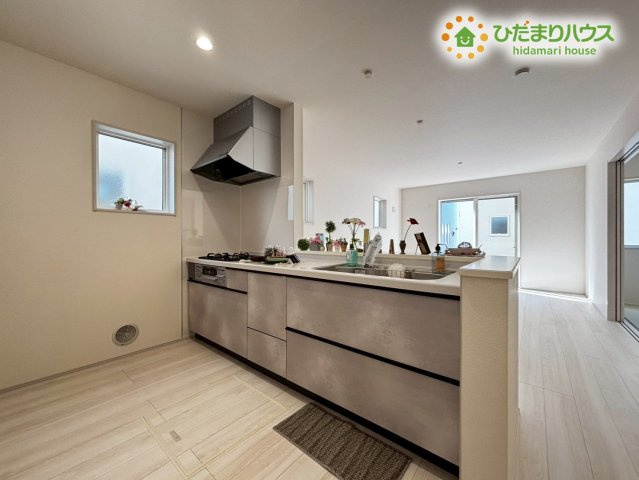 深谷市東方第2　新築一戸建て　リーブルガーデン　02のキッチン|配膳や片付けもラクラクのカウンターキッチンです( *´艸｀)