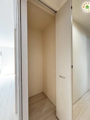 深谷市東方第2　新築一戸建て　リーブルガーデン　02の収納|便利な廊下収納！
収納場所に困る掃除機や掃除用具はココへ！！	