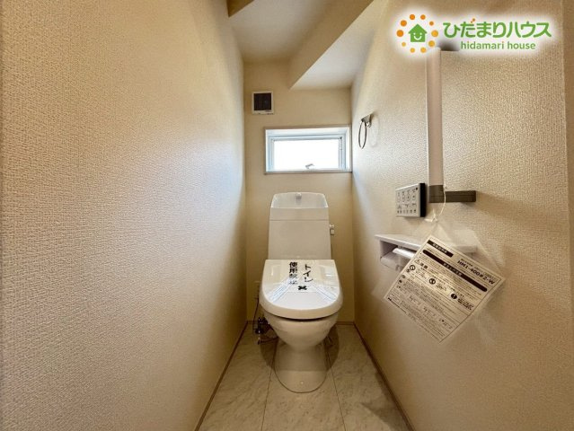 深谷市東方第2　新築一戸建て　リーブルガーデン　02のトイレ|小窓が付いているので、トイレも明るい空間になっております♪	