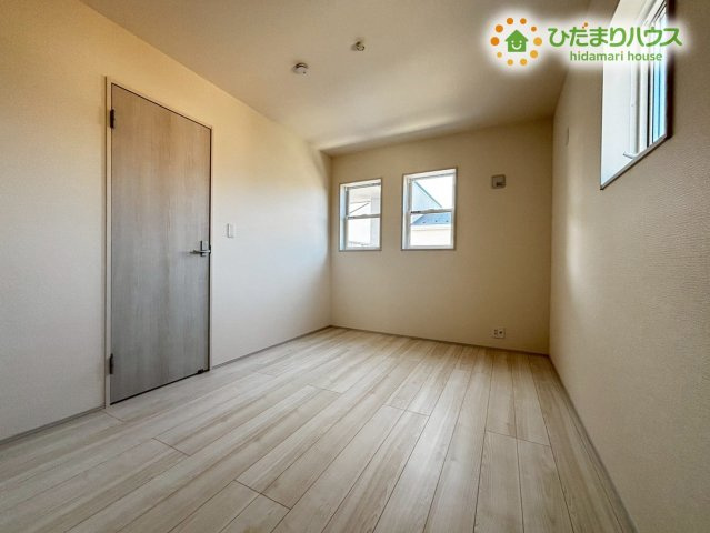 深谷市東方第2　新築一戸建て　リーブルガーデン　02の洋室|窓が多く、明るい居間です!(^^)!