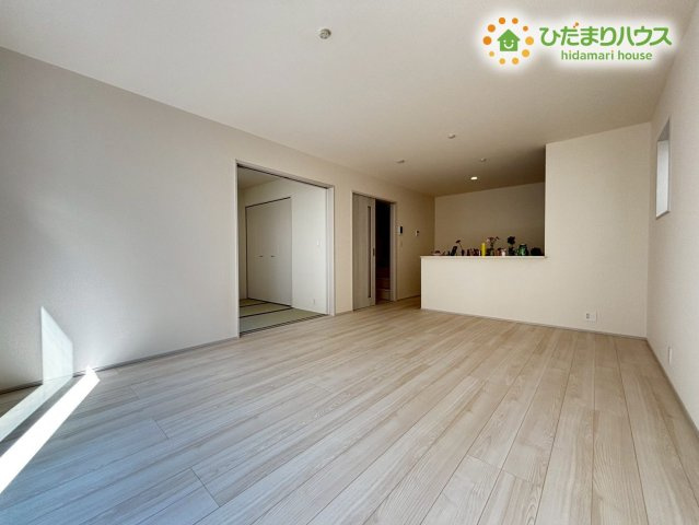 深谷市東方第2　新築一戸建て　リーブルガーデン　02の居間・リビング|ゆとりのある広さのLDKは16帖！
