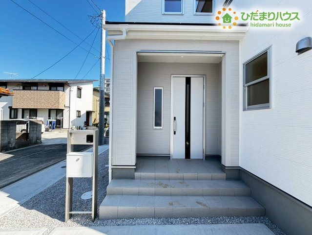 深谷市東方第2　新築一戸建て　リーブルガーデン　02の玄関|玄関ポーチがあるので、来客時の対応もスムーズにできます◎