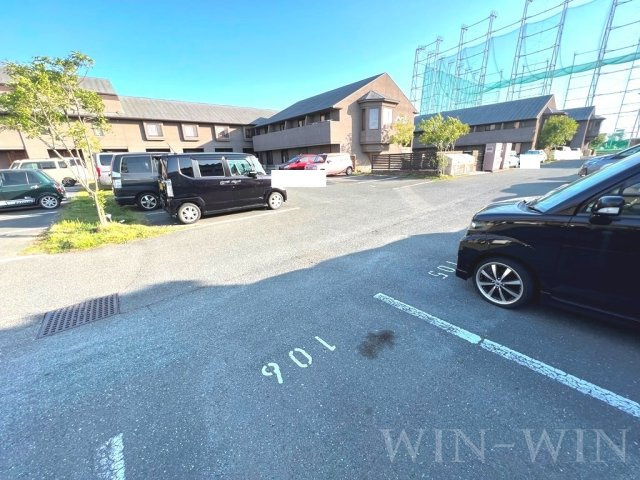 セザンヌ神野新田 2の駐車場
