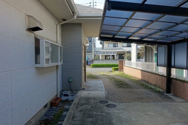 高崎市福島町　【室内プールつき】中古住宅の駐車場