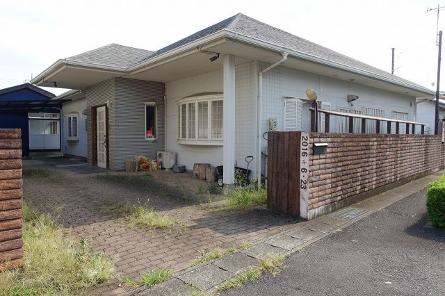 高崎市福島町　【室内プールつき】中古住宅の外観
