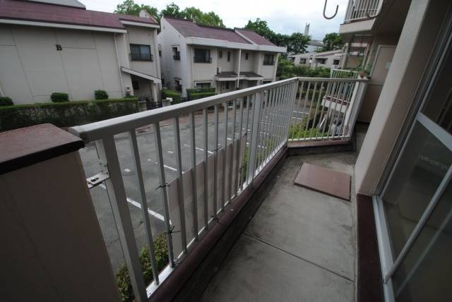 第2村田ハイツ【キャッシュバック対象物件】のバルコニー|暖かな日差しのふりそそぐバルコニー