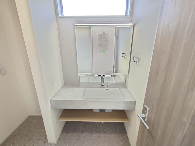 【BLOOMING GARDEN】　加須市大門町　全2邸の独立洗面台|〇１号棟　洗面化粧台〇
ご家族揃って身支度可能なゆとりの洗面室。洗練されたデザインと清潔感を保ちやすいフルフラットカウンターです（＾＾）
2025年11月撮影