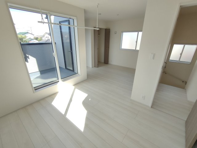 【BLOOMING GARDEN】　加須市大門町　全2邸の洋室|〇１号棟　洋室　6帖+5.25帖〇
間仕切り対応可の2階洋室。お子様の成長に合わせて間取りを変えることができます♪
2025年11月撮影