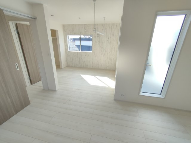 【BLOOMING GARDEN】　加須市大門町　全2邸の洋室|〇１号棟　洋室　6帖+5.25帖〇
バルコニーに面した洋室は日当たり良好です！広々しており、インテリアのレイアウトを考えるのも楽しくなります♪
2025年11月撮影