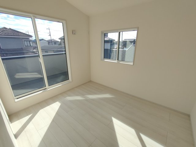 【BLOOMING GARDEN】　加須市大門町　全2邸の洋室|〇１号棟　洋室　5.25帖〇
大きな窓で２階居室にもしっかりと陽ざしが届いて明るい室内（＾＾）バルコニーに面ししているのでお勉強の合間にバルコニーでリフレッシュできます♪
2025年11月撮影
