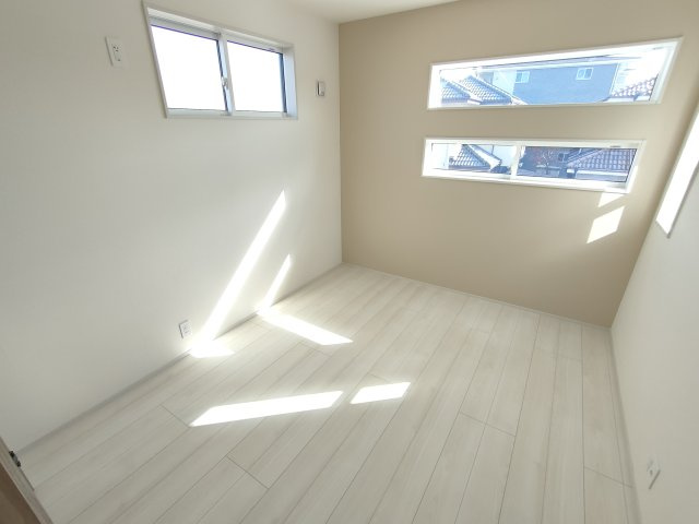 【BLOOMING GARDEN】　加須市大門町　全2邸の洋室|〇１号棟　洋室　5.25帖〇
日差しが注ぎ、心地よい空間です。各居室に収納付きで住みやすさにこだわっています！
2025年11月撮影