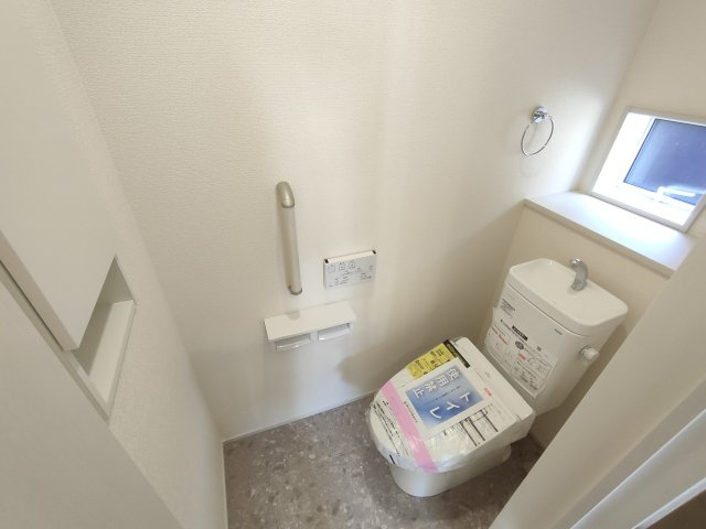 【BLOOMING GARDEN】　加須市大門町　全2邸のトイレ|〇１号棟　トイレ〇
収納＆タオル掛け付きトイレ。ご家族様が多いご家庭の方も安心の1、2階トイレ完備！
2025年11月撮影