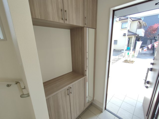 【BLOOMING GARDEN】　加須市大門町　全2邸の玄関|〇１号棟　玄関〇
大容量コの字型玄関収納。玄関収納の扉は姿見になっております。お出かけ前の身だしなみチェックもばっちりです♪
2025年11月撮影