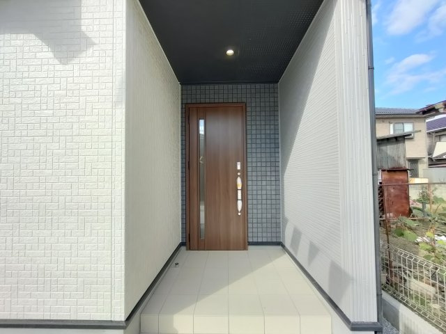 【BLOOMING GARDEN】　加須市大門町　全2邸の玄関|〇１号棟　玄関〇
広々とした外の玄関では玄関前が屋根になっておりますので、降雨時も急ぐ必要がありません♪
2025年11月撮影